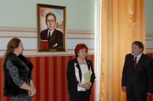 Kollmann György és Simon M. Veronika átadja Bede Bacsilla Eszternek Klebelsberg Kuno portréját
